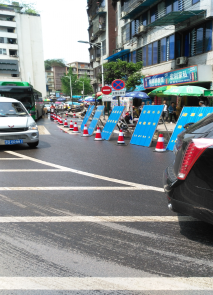 水司、交警等多方通力協(xié)作  快速處置忠孝街自來水爆管搶修