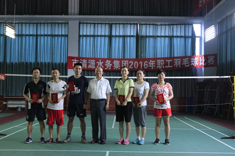 以球?yàn)槊酱俳涣? 奮力拼搏展風(fēng)采