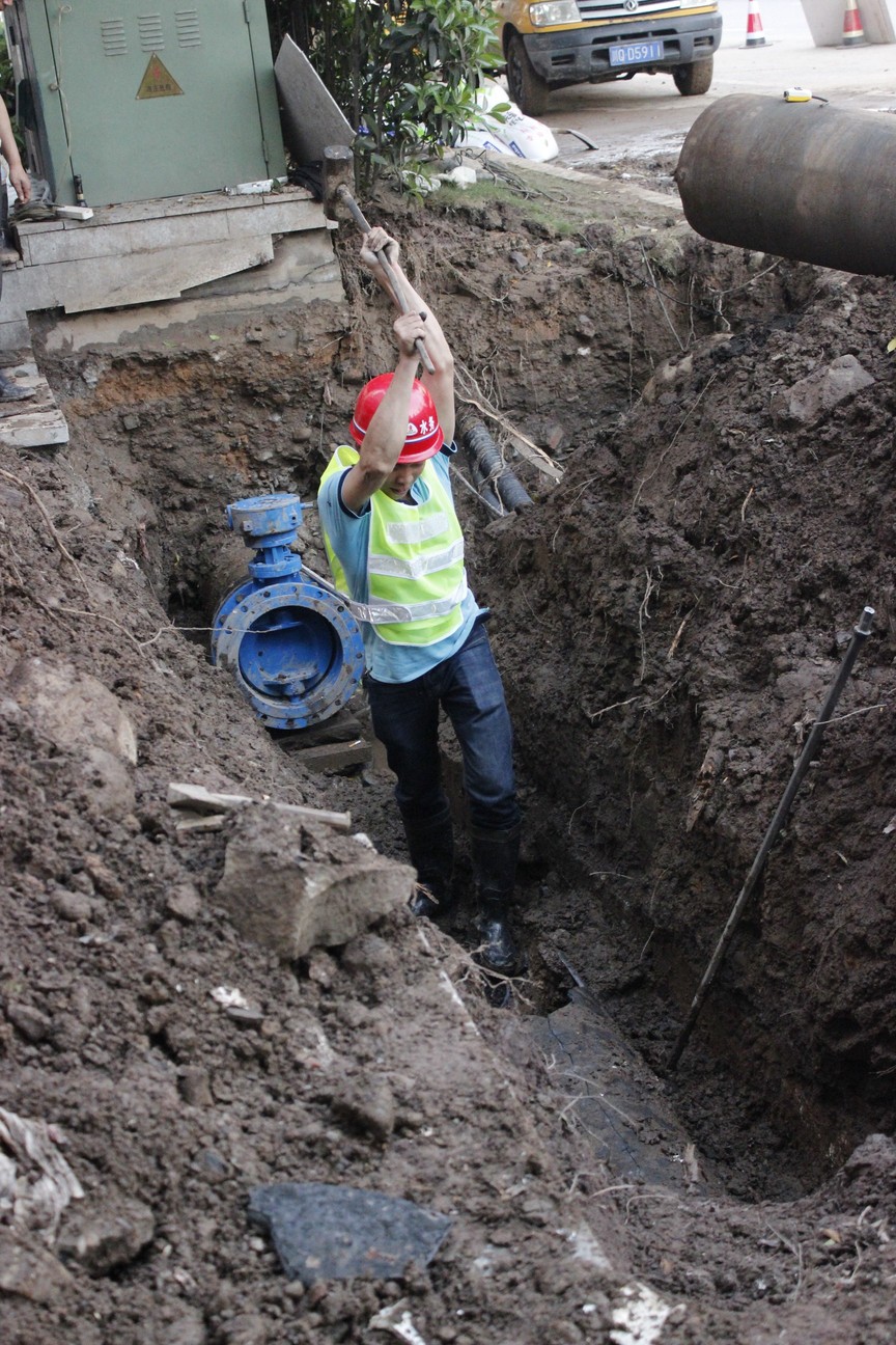 爭分奪秒齊奮戰(zhàn) 搶險(xiǎn)鐵軍逞英豪