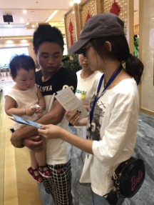 營(yíng)銷部抄收組到交房現(xiàn)場(chǎng)開展繳費(fèi)渠道便民宣傳