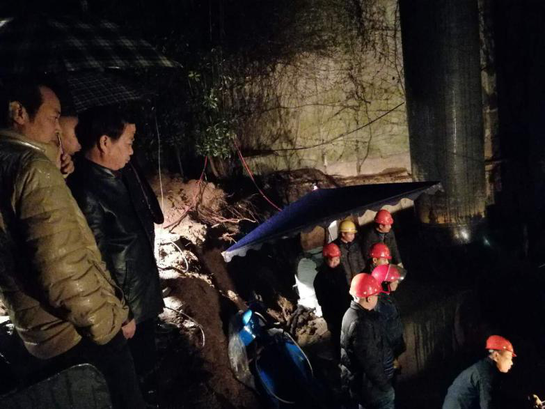 連夜施工戰(zhàn)猶酣 風雨兼程保供水