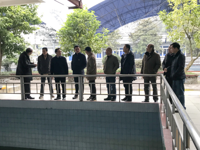 市水務局局長董大華一行到一水廠對一線員工進行春節(jié)慰問