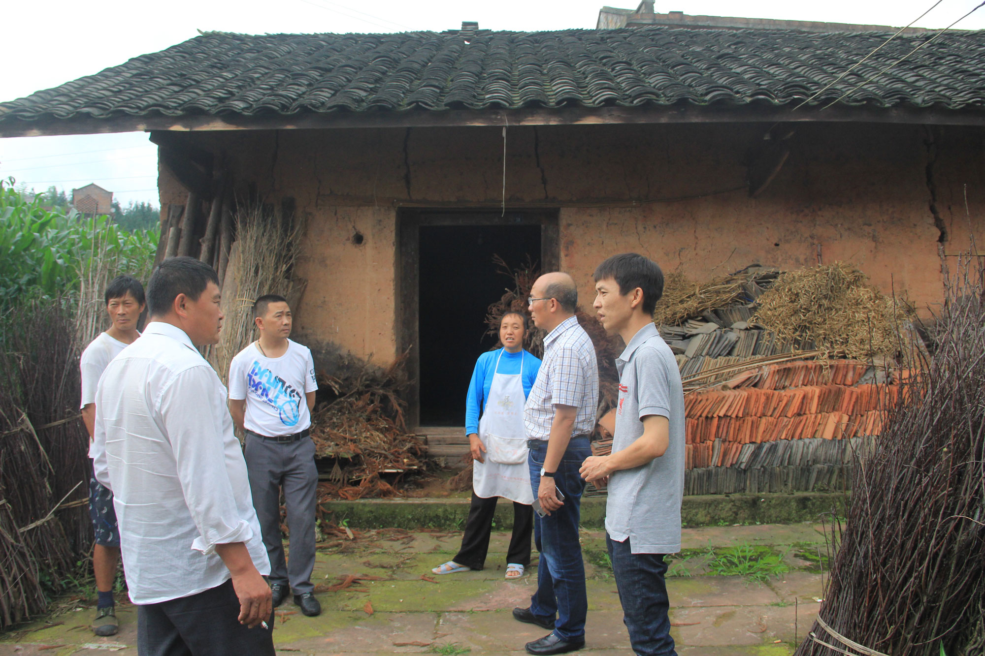 深入扶貧一線，推動(dòng)“大學(xué)習(xí)、大討論、大調(diào)研”活動(dòng)落地