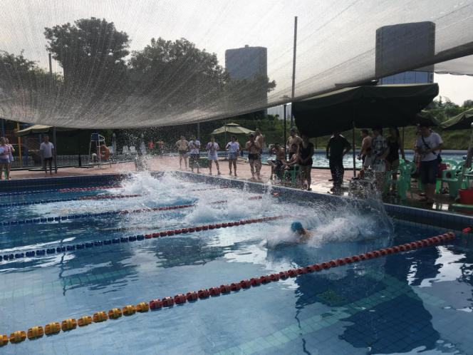 中流擊水，浪遏飛舟；奮勇爭先，友誼長存