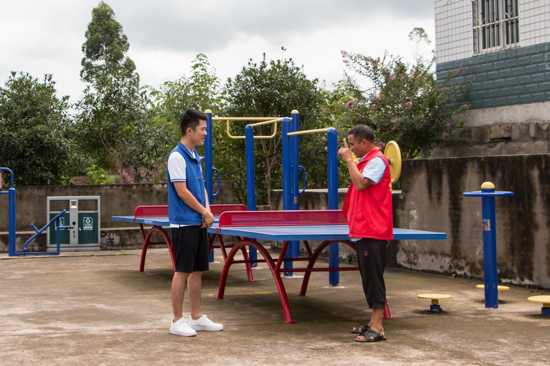 菜壩水廠“青年文明號(hào)”志愿者 走進(jìn)鄉(xiāng)村關(guān)愛(ài)貧困家庭