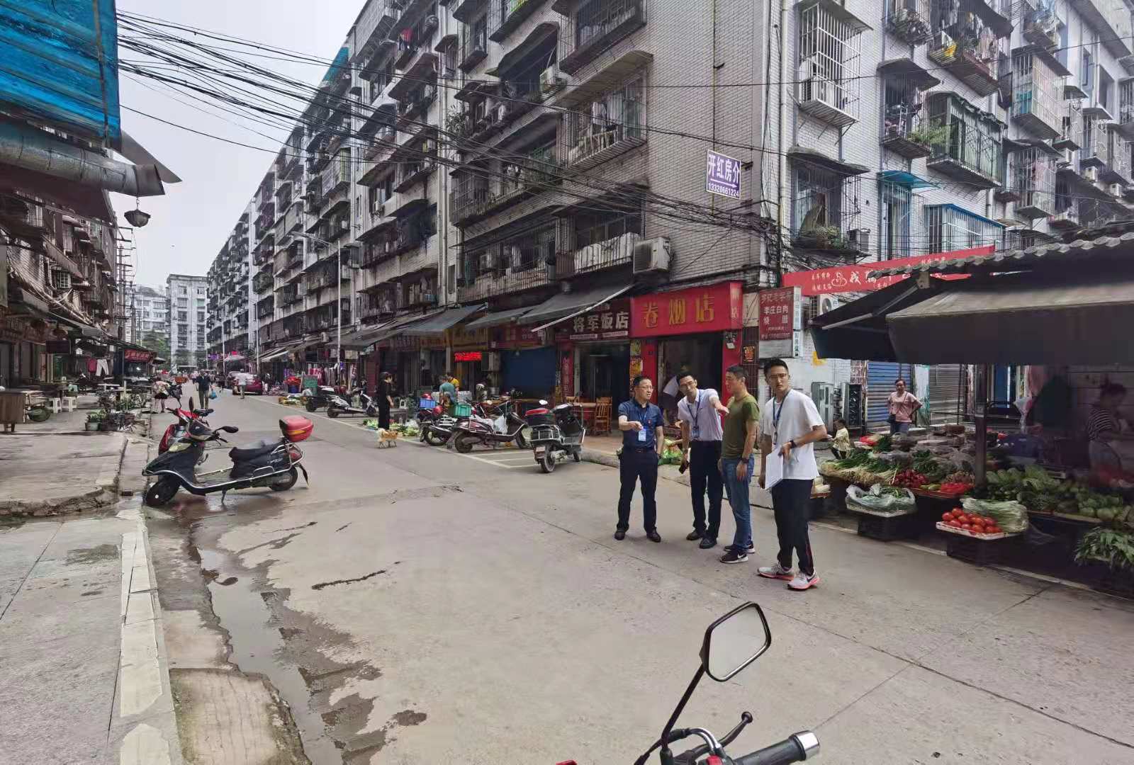 集團(tuán)公司黨委書記、董事長(zhǎng)周燕賓調(diào)研社區(qū)管 道遷改工程