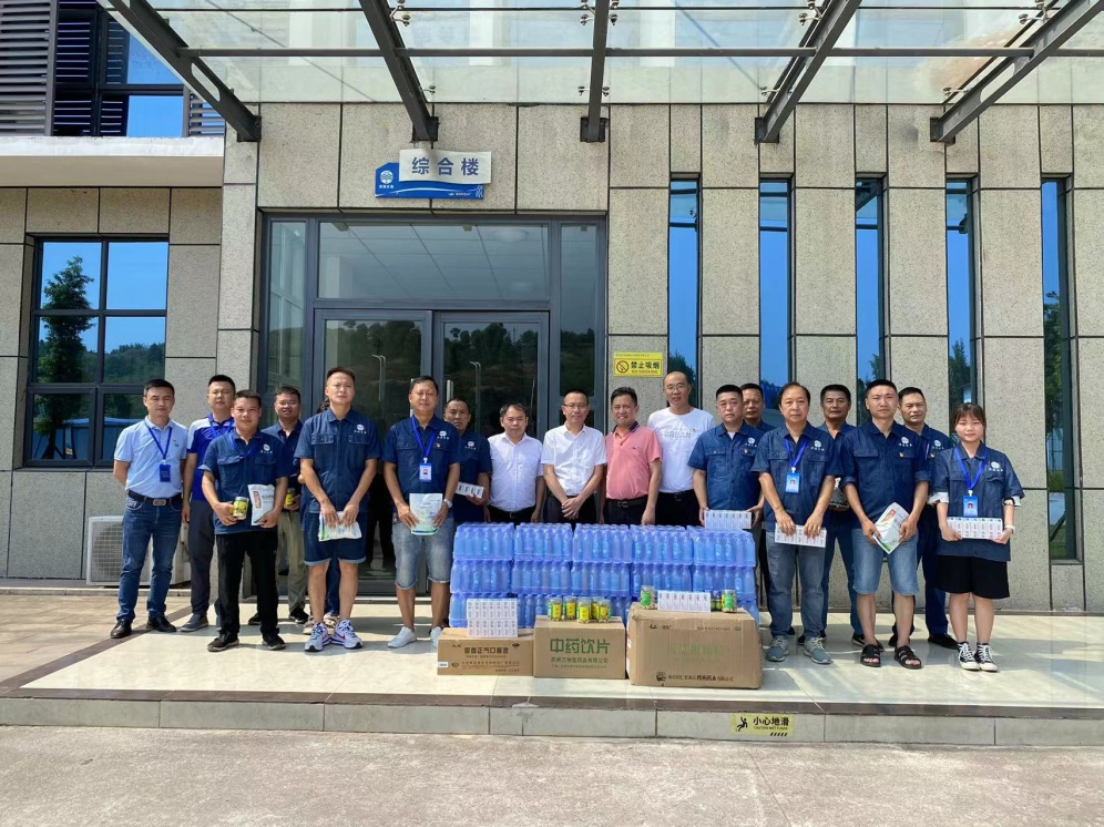 公服集團(tuán)黨委書記、董事長(zhǎng)楊中才一行到清源水務(wù)公司開展“夏送清涼”慰問活動(dòng)