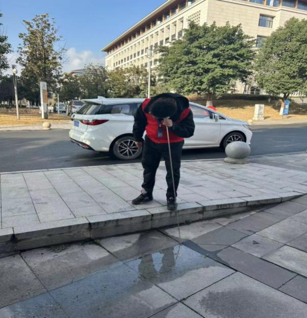 供水進(jìn)校園 服務(wù)暖人心 —投資公司支部、臨港支部聯(lián)合開展“進(jìn)校辦實(shí)事”主題黨日活動(dòng)